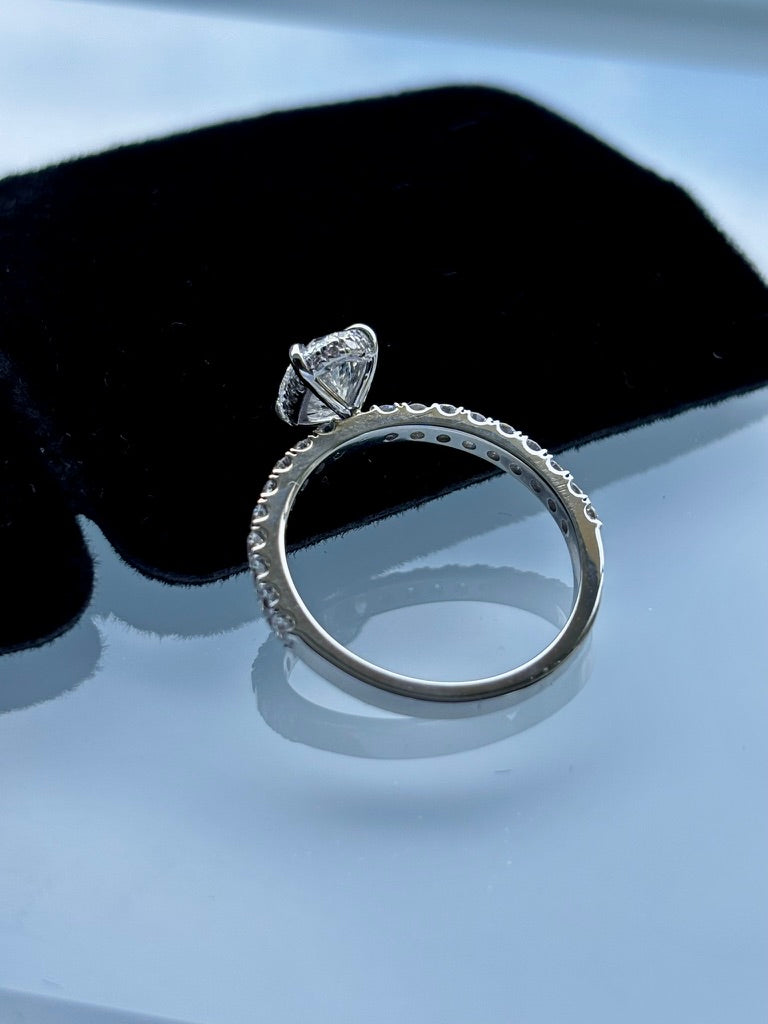 1ct_F_VVS2_Oval_Cut_Lab_Grown_Diamond_Ring_14K_Gold_back
