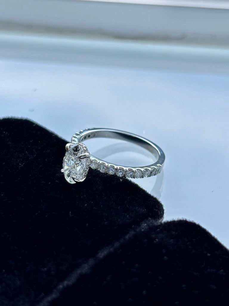 1ct_F_VVS2_Oval_Cut_Lab_Grown_Diamond_Ring_14K_Gold_side