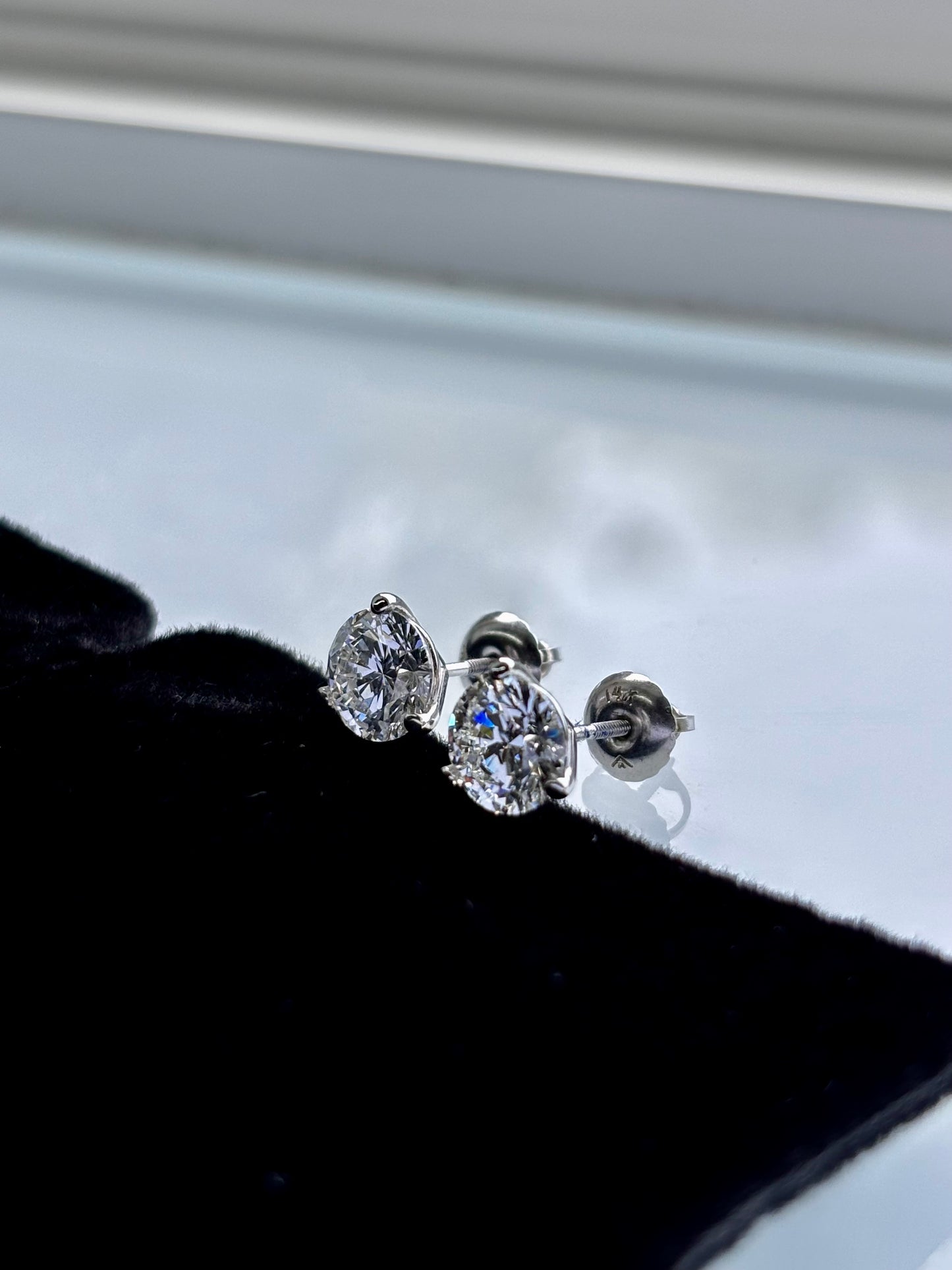 2.00cttw_E_VVS2_Round_Cut_Martini_Lab_Grown_Diamond_Stud_Earring_14K_Gold_side_