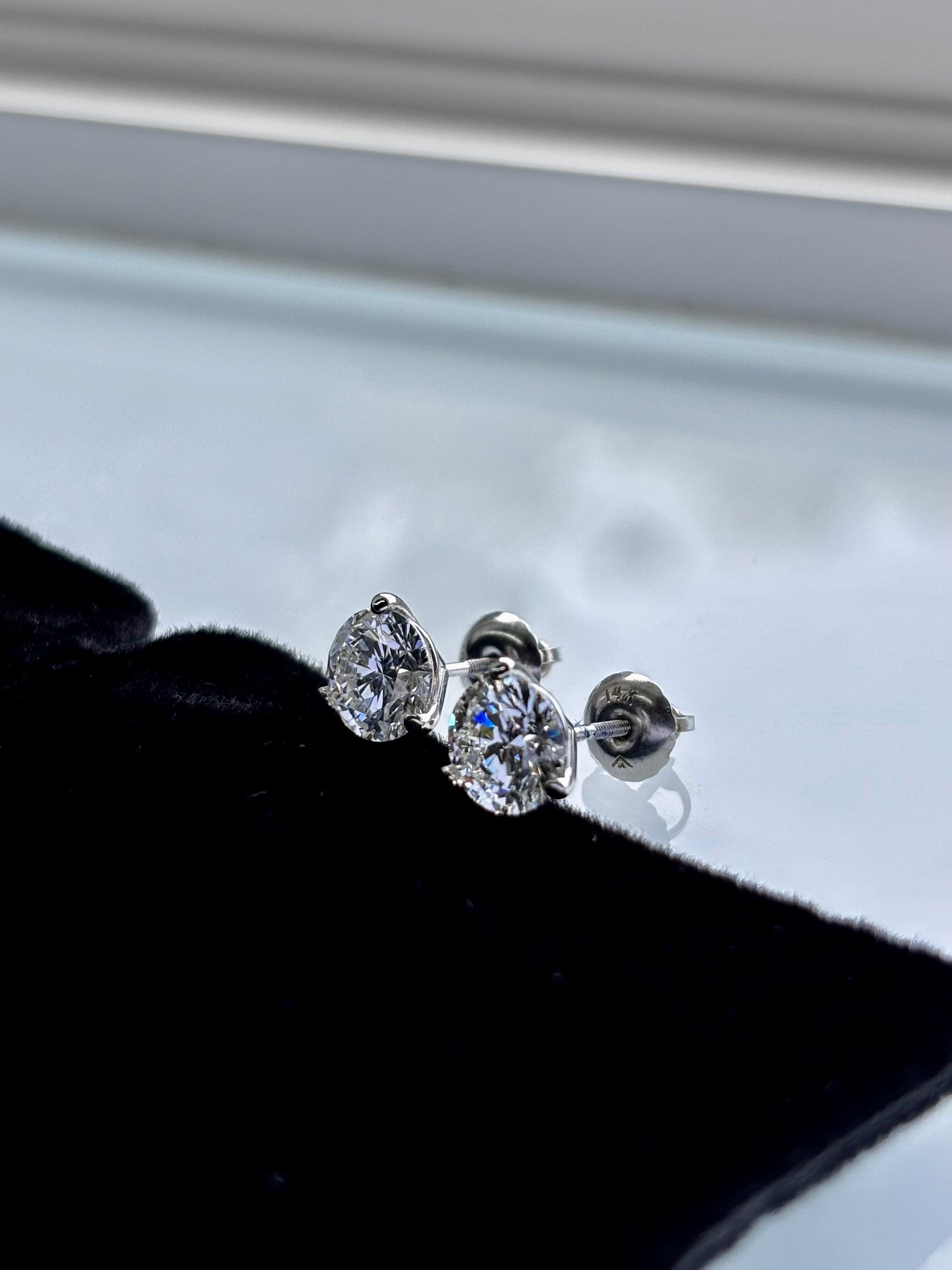 2.00cttw_E_VVS2_Round_Cut_Martini_Lab_Grown_Diamond_Stud_Earring_14K_Gold_side_